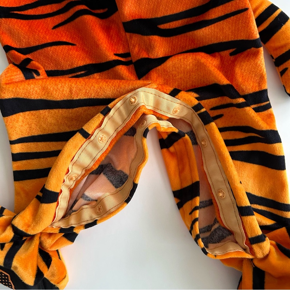 Spirit Halloween Baby Tiger Two Pc Costume
Snap Legs Upper Back Size 0-6 Months - Picture 9 of 14